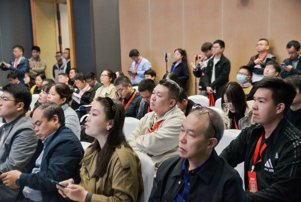 1762765753933344.jpg 人群.jpg